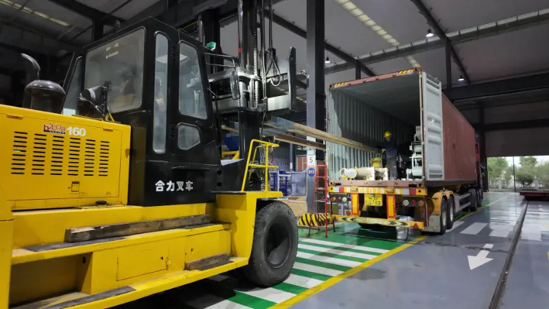 विशाल जहाजहरूले विश्वास बोक्छन्, र बुद्धिमानीपूर्वक निर्मित उपकरणहरू विश्वव्यापी गन्तव्यहरूमा जाँदैछन्।