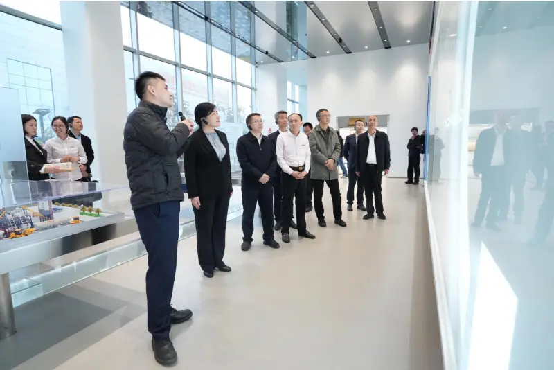 राष्ट्रिय विकास तथा सुधार आयोग (NDRC) को निजी अर्थतन्त्र ब्यूरोका उप-महानिर्देशक श्री लिउ मिन र उहाँको प्रतिनिधिमण्डलले निरीक्षण र अनुसन्धान भ्रमणको लागि क्वाङगोङ मेसिनरी कम्पनी लिमिटेडको भ्रमण गर्नुभयो।